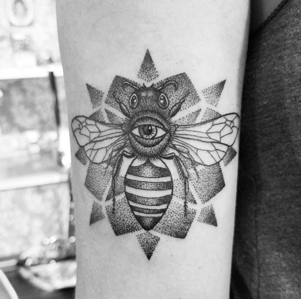 Dotwork bee tattoo by Raquel Cota