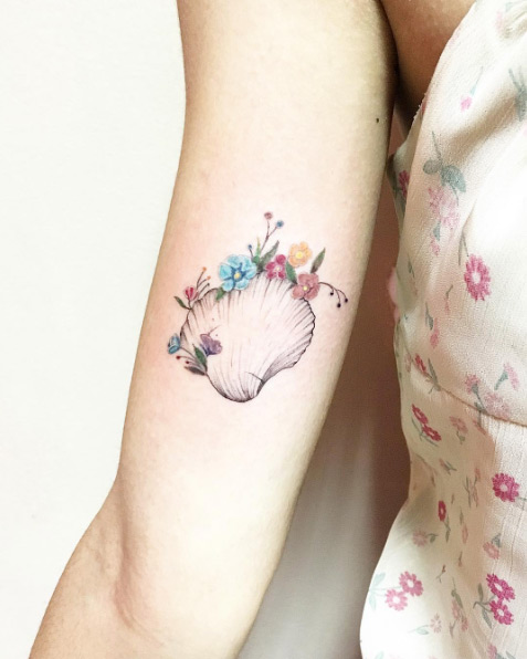 Elegant seashell tattoo by Luiza Oliveira