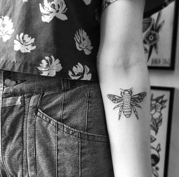 Minimalistic bee tattoo by Marian Machismo