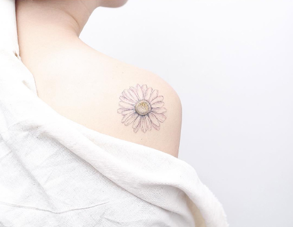 Elegant daisy tattoo by Mini Lau