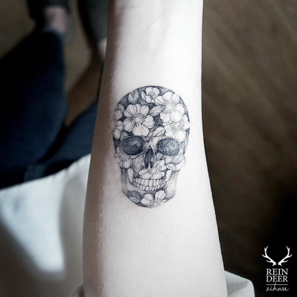 Tiny floral skull by Zihwa