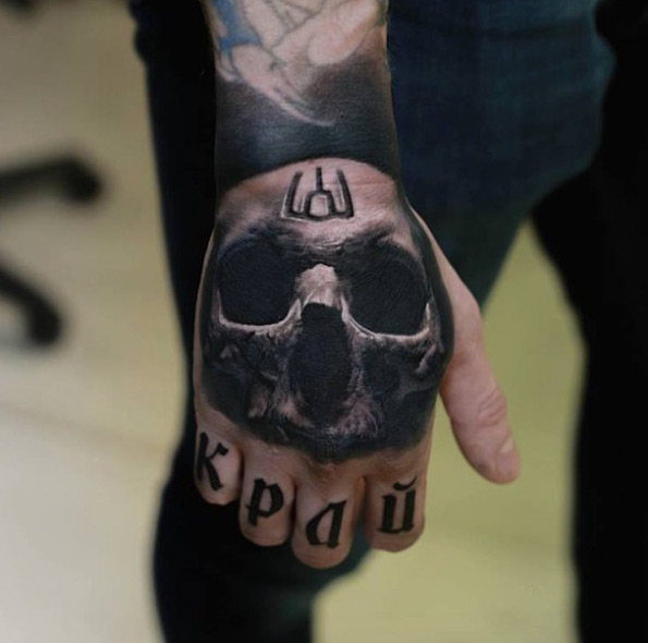 Skull tat on hand by Den Yakovlev