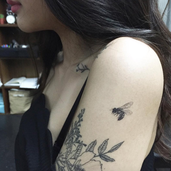 Bee tattoo by Hongdam