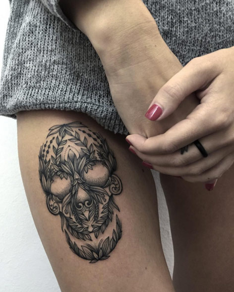 Botanical skull tattoo on thigh by Sasha Masiuk