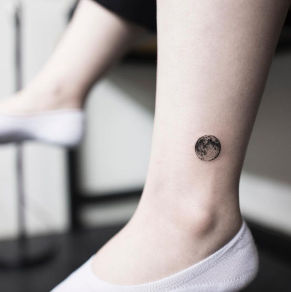 Mini moon tattoo by Hongam