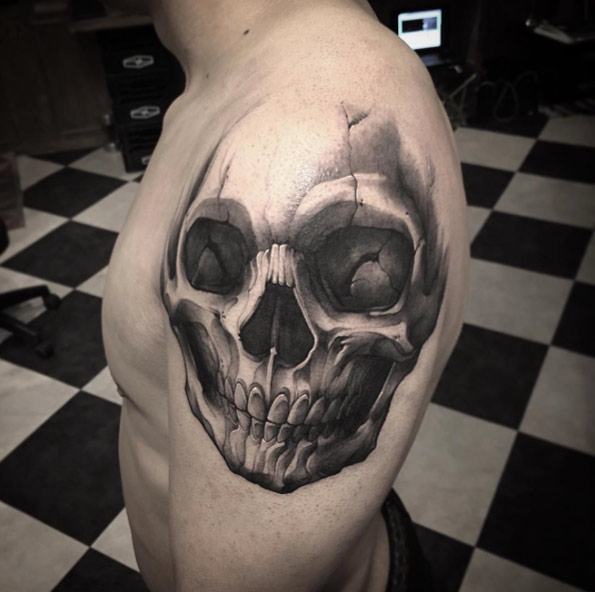 Skull on shoulder by Gara 
