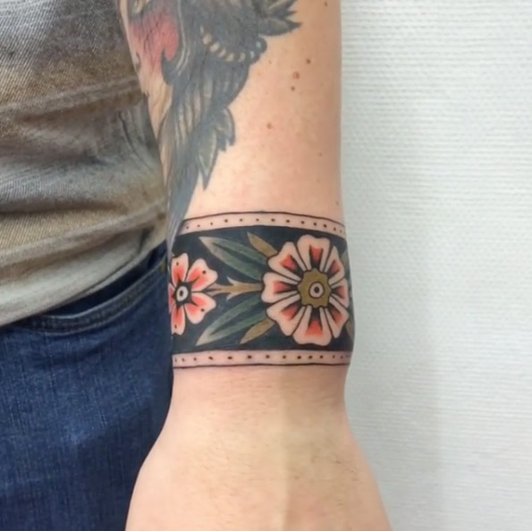 65 Adorable Wrist Tattoos All Women Should Consider - TattooBlend