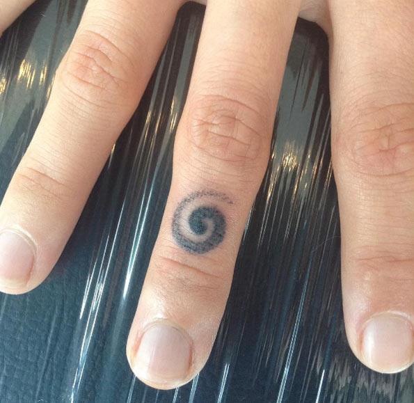 Swirly knuckle tattoo by Gustoyle Tattoo