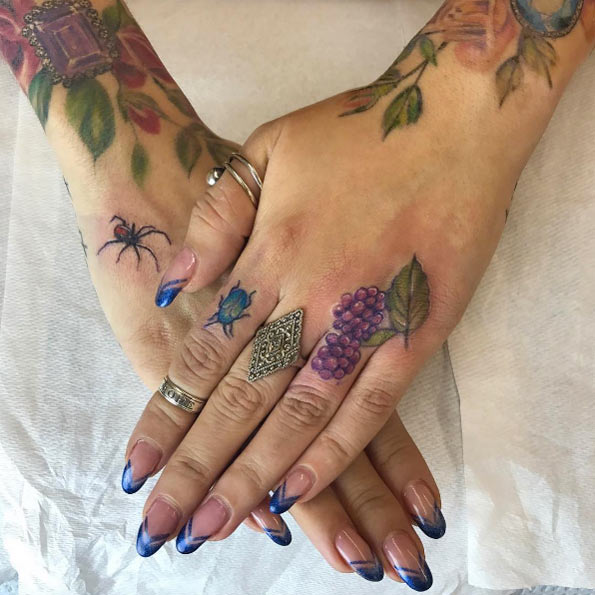 Naturalistic knuckle tattoos by Rebecca Sophia