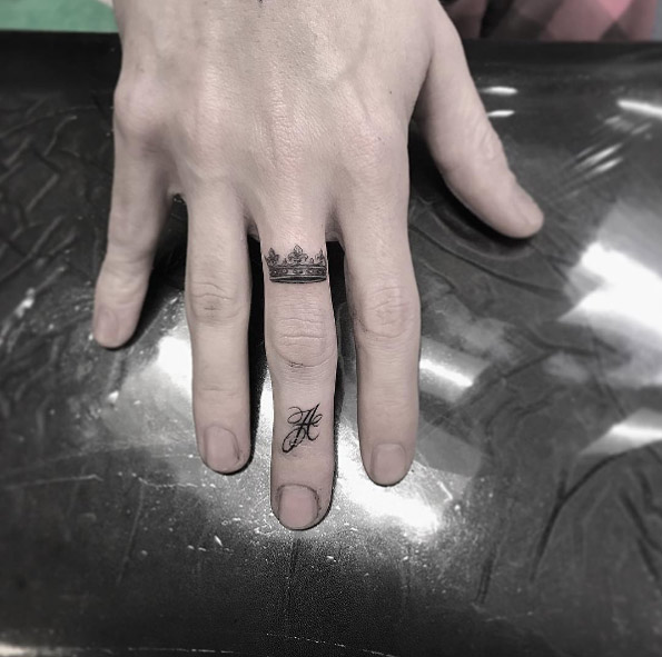 Crown knuckle tattoo by Isaiah Negrete