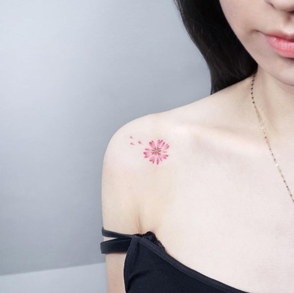 Mini flower on shoulder by Tattooist IDA