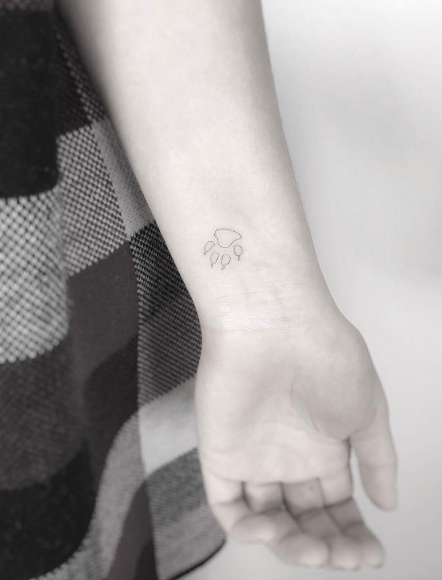 Minimalistic paw print tattoo by Jakub Nowicz