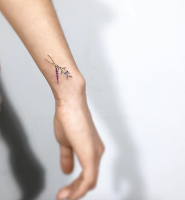 70 Tiny Tattoos For Women With Minimalist Mindsets - TattooBlend