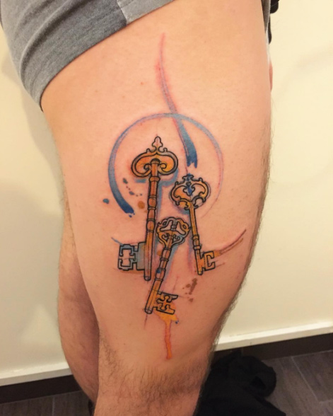 Watercolor skeleton keys on thigh by Andrea Boragine