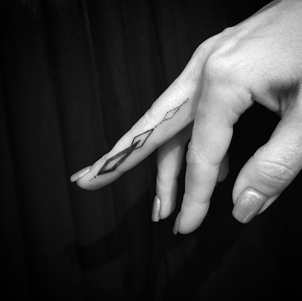 Geometric finger tattoo by Ariel Nirakara