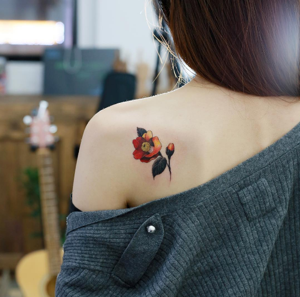 Back shoulder flower by Tattooist Doy