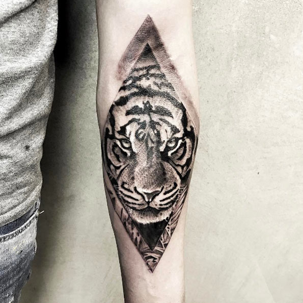 Diamond-shaped tiger tattoo by Stefano Cataldo