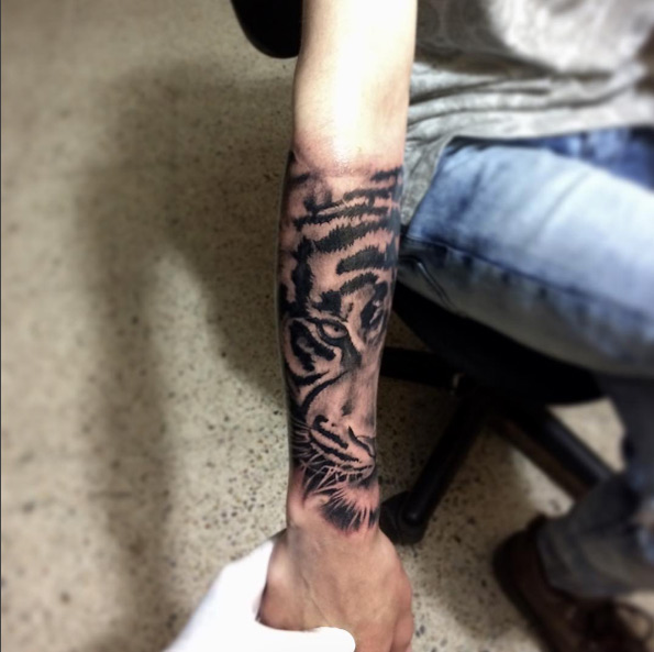 Tiger half sleeve tattoo by Angy Esteban