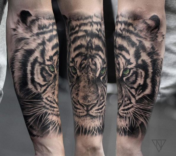 Green-eyed tiger tattoo by Niko Vaa