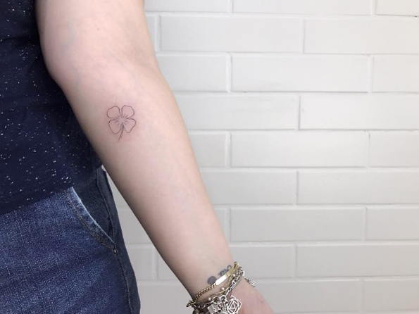 Minimalistic four-leaf clover tattoo by Gabriela Dassio