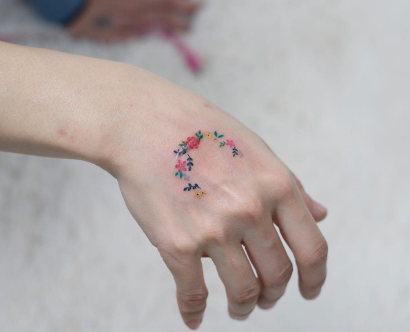 Floral scar-concealing tattoo by Zihee