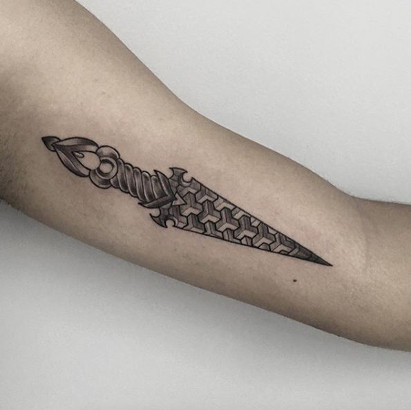 Dagger tattoo by Melina Casteletto