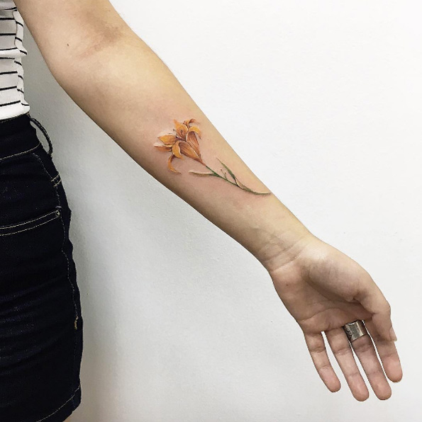 Lily on forearm by Luiza Oliveira