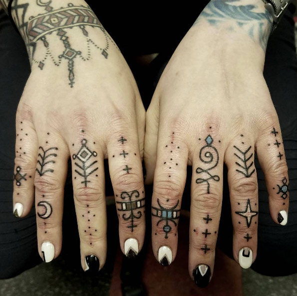 FInger tattoos by Watsun Atkinsun
