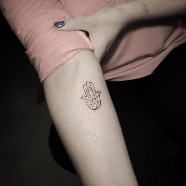 Tiny hamsa hand tattoo by Otavioss