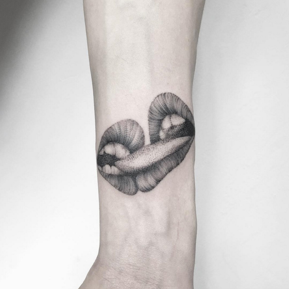 Dotwork kissing mouths by Parvick