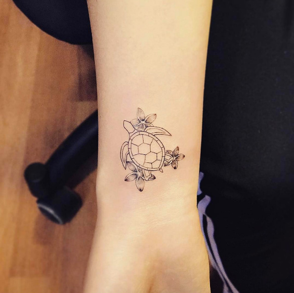 Sea turtle tattoo by Jay Shin