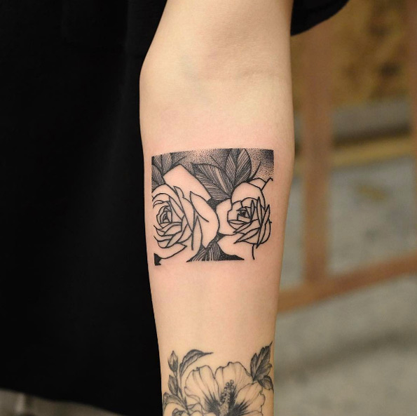 Negative space roses by Tattooist Grain