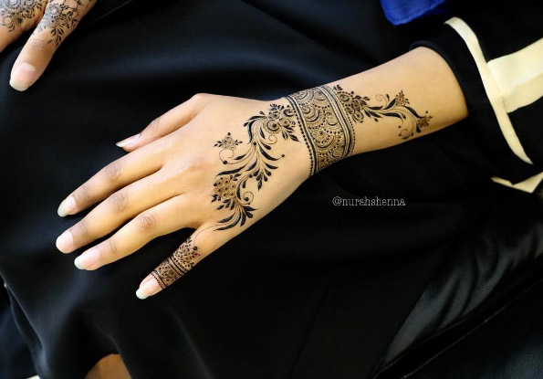 Wrist and pinky cuff by Nurahs Henna