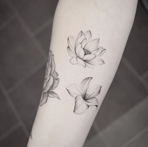 Delicate dotwork flowers by Levi