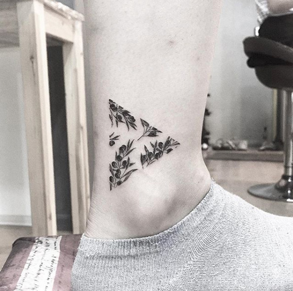 Olive triangle by Tattooist Up