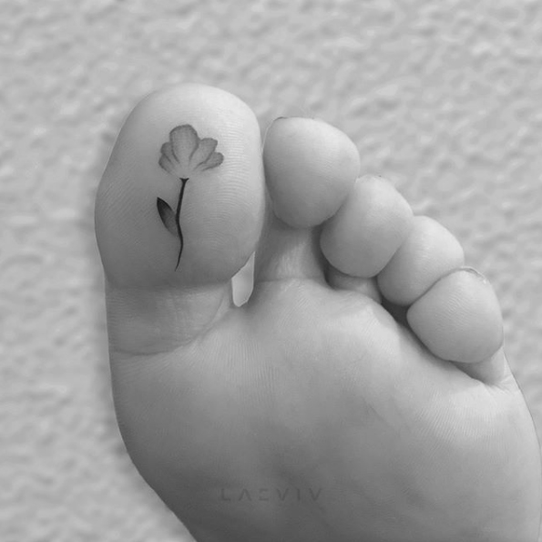 Tiny floral toe tattoo by Laeviv