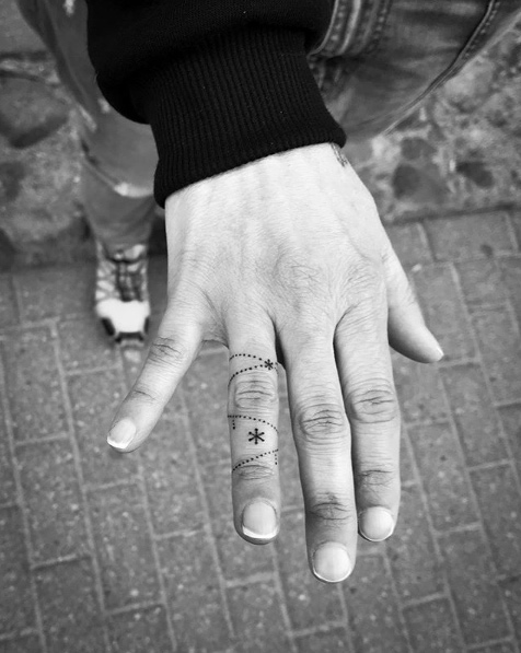 Ornamental finger tattoo by Juodi Dygsniai