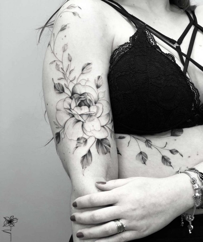 Sprawling floral tattoo by Tiago Oliveira