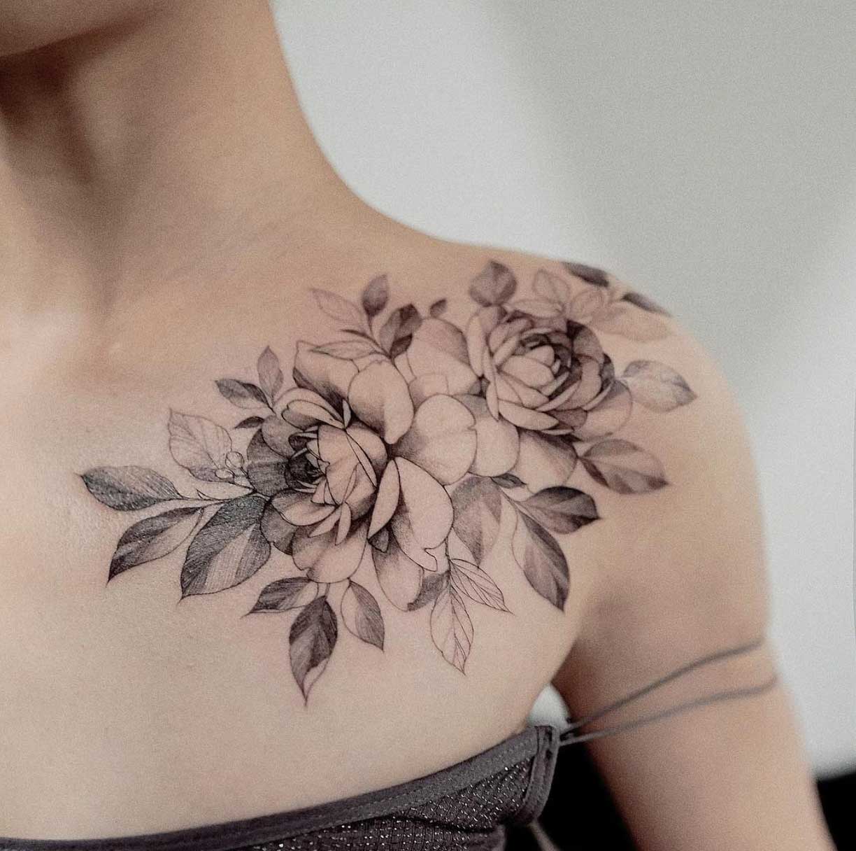 A floral shoulder piece by Zihwa